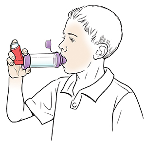 Chłopiec używający inhalatora z dozownikiem i przekładką.